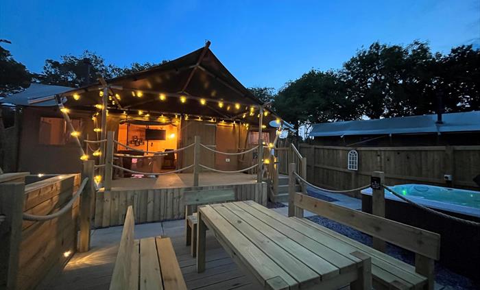 Sleeps up to 8 guests, outside hot tub with cinema area. Outdoor copper shower and seating area.